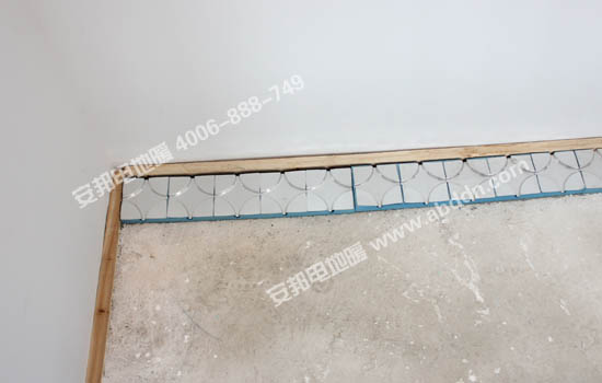開始鋪設(shè)電地暖模塊，根據(jù)現(xiàn)場(chǎng)情況鋪設(shè)好轉(zhuǎn)向模塊